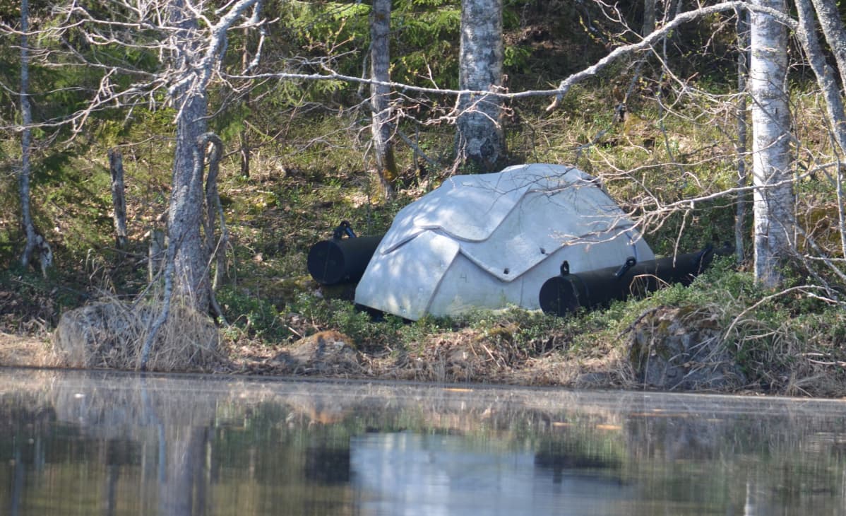 Tekopesä on nostettu rannalle odottamaan ensi kevättä.