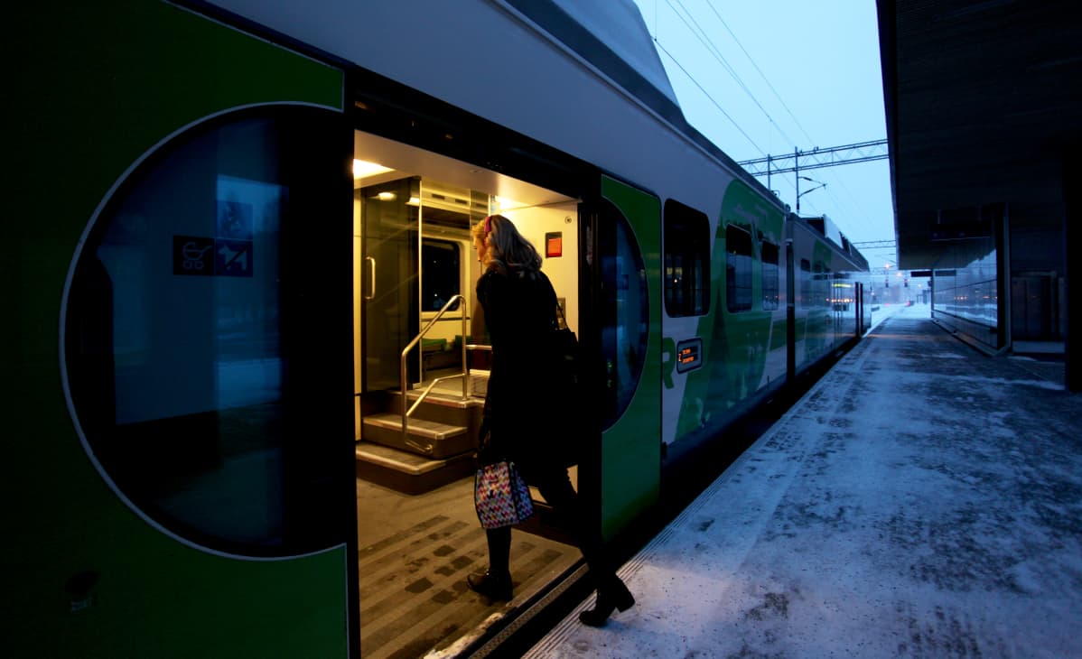 Matkustaja astelee z-junaan.