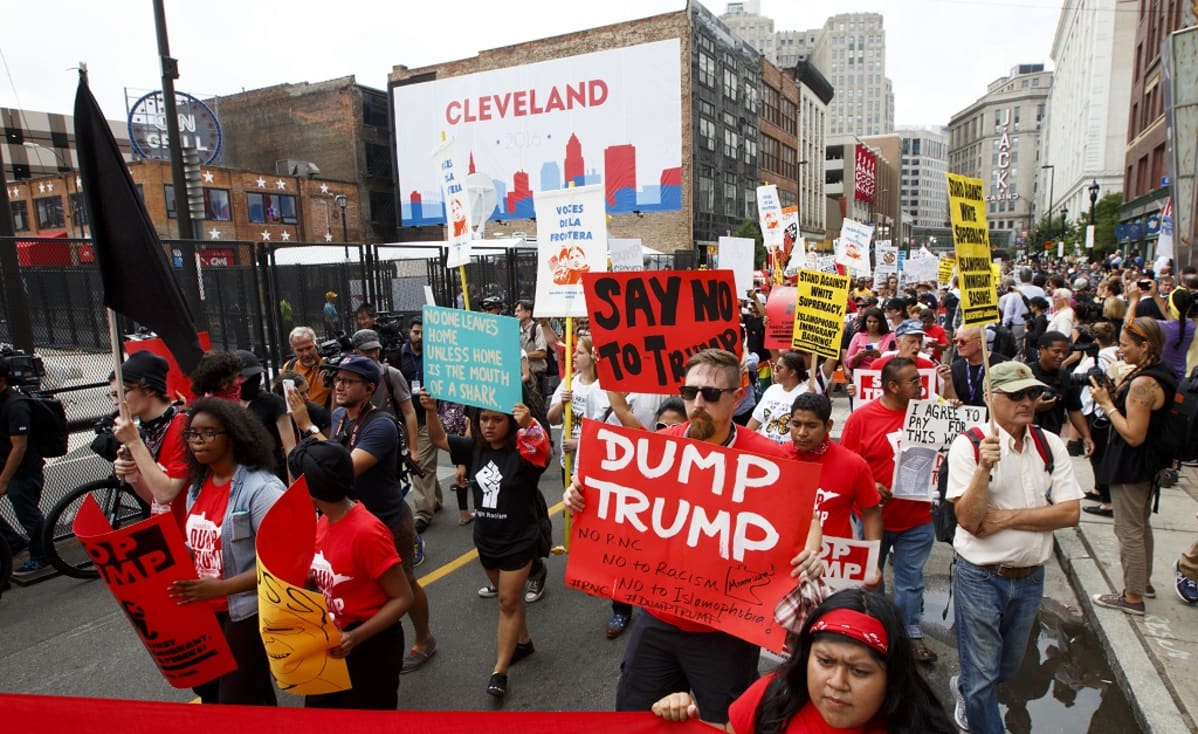 Mielenosoittajia kadulla. Mukana kylttejä, joissa lukee muun muassa "Dump Trump" ja "Say No To Trump".