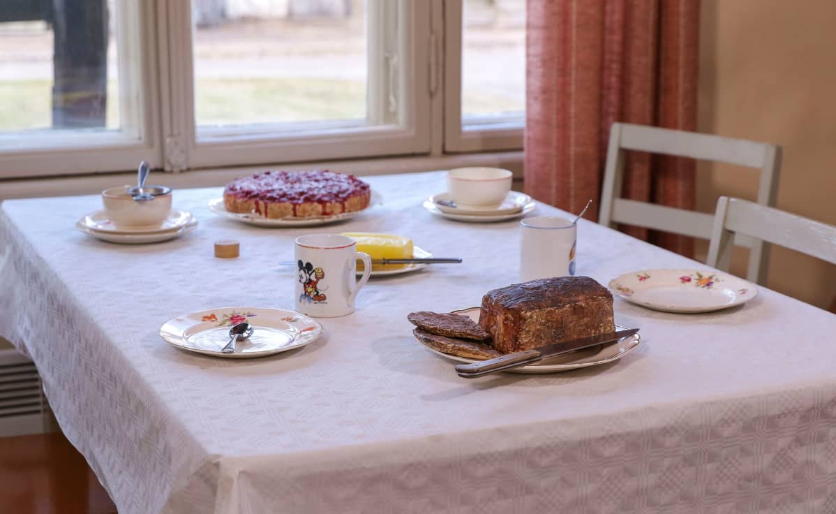 Nimipäiviä juhlittiin sota-aikanakin. Pöydällä puolukkatorttua, leipää ja oikeaa voita.