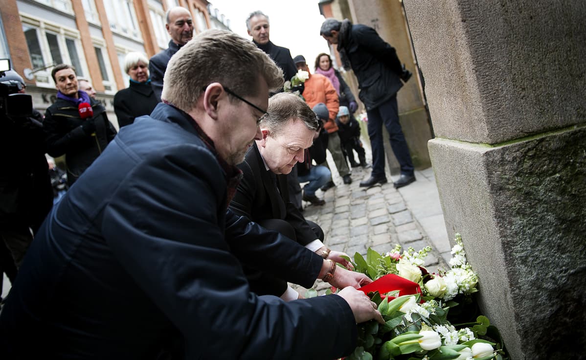 Tanskan pääministeri Lars Løkke Rasmussen (oik.) ja Kööpenhaminan pormestari Frank Jensen (vas.) laskivat kukkia pääsynagogan edustalla sunnuntaina 14. helmikuuta.