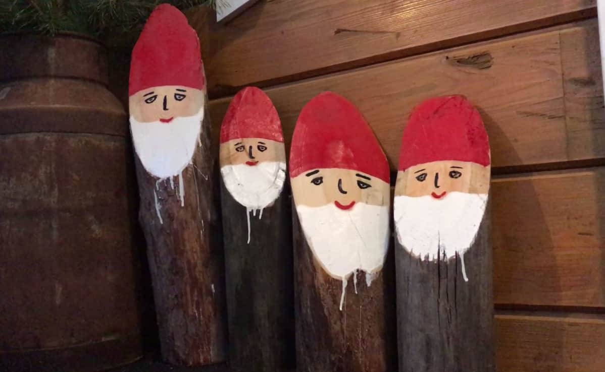 Pölkkytonttu tienhaarassa