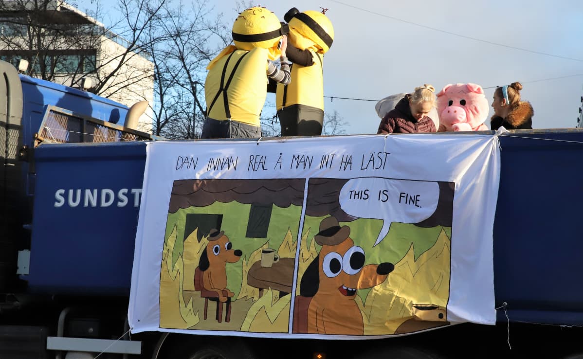 Abien lakanoita rekan kyljessä.