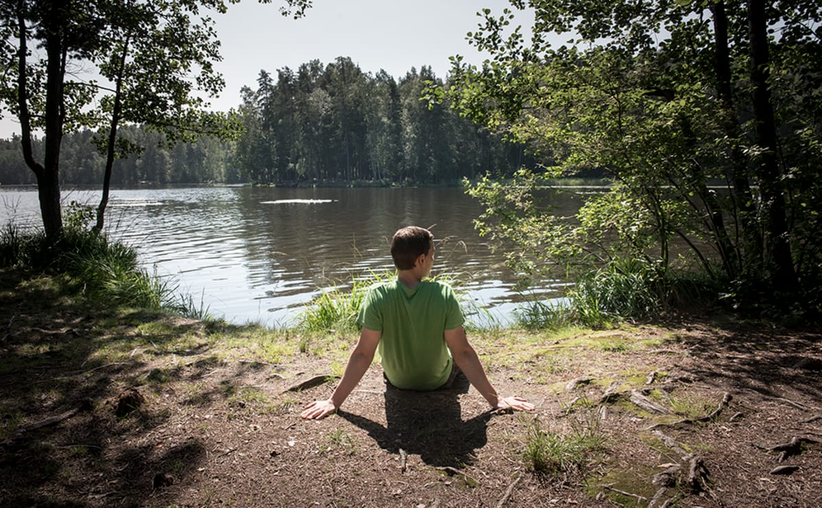 Mies istuu järvenrannalla (  Mikko Vikman )