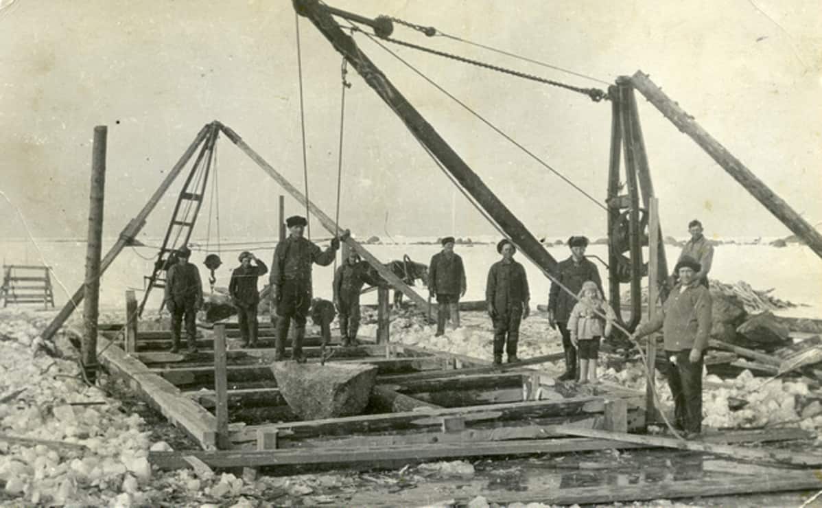 laituria rakennetaan jään päällä Lavansaaressa 1937