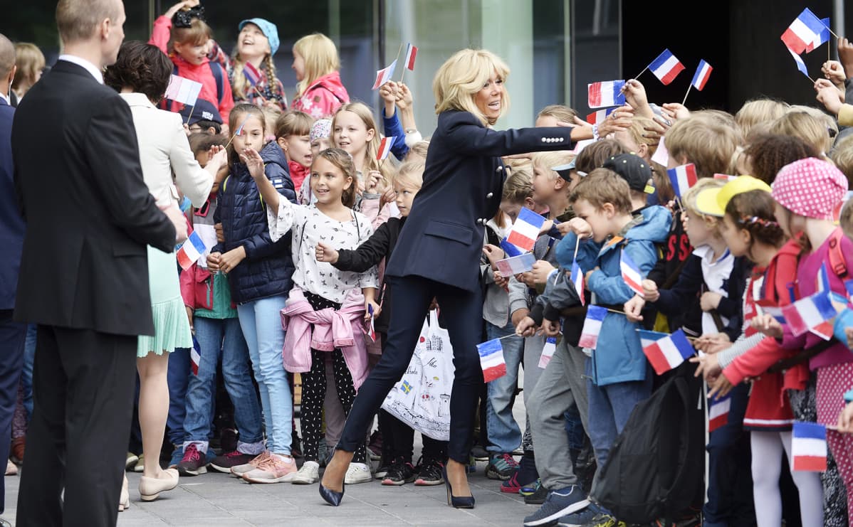 Rouva Jenni Haukio ja rouva Brigitte Macron tutustuvat Uuteen lastensairaalaan.
