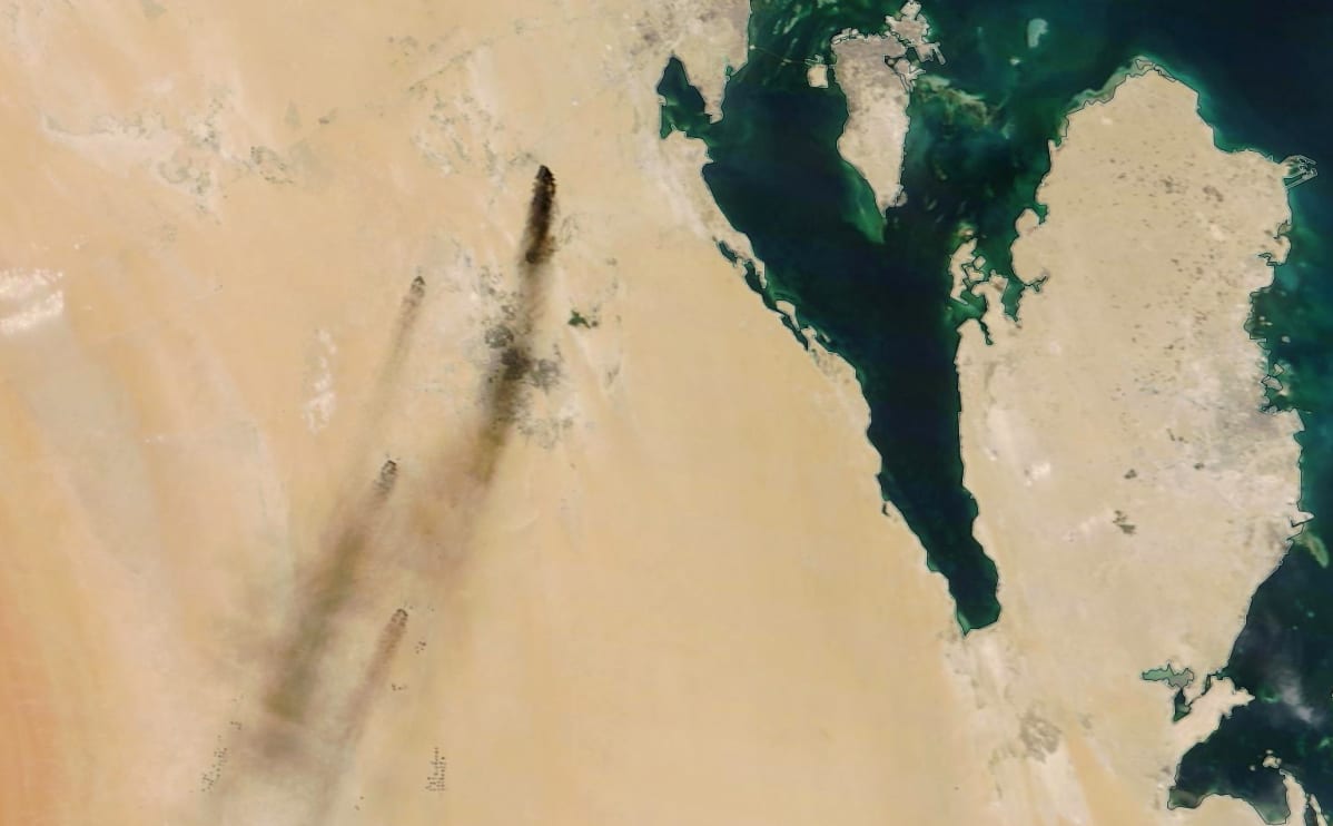 Satelliittikuva Saudi-Arabian itäosassa palavista öljylaitoksista.