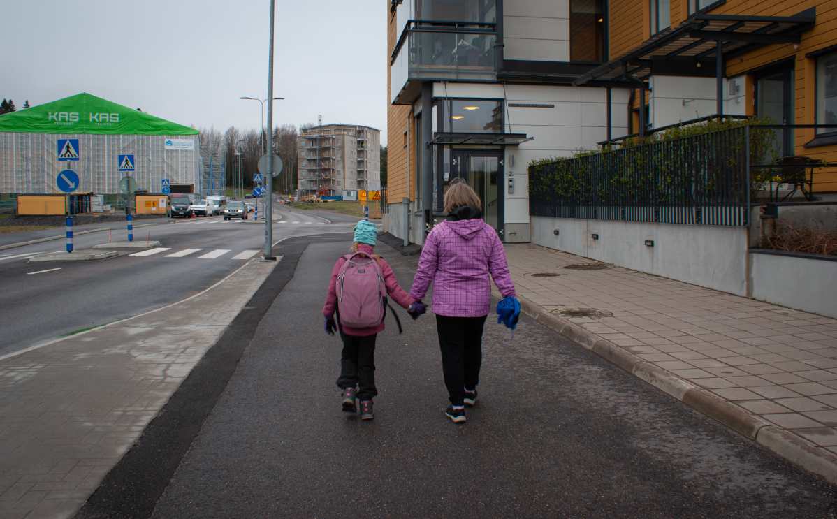 Seija Vahvelainen saattaa tyttärentyttärensä kouluun.