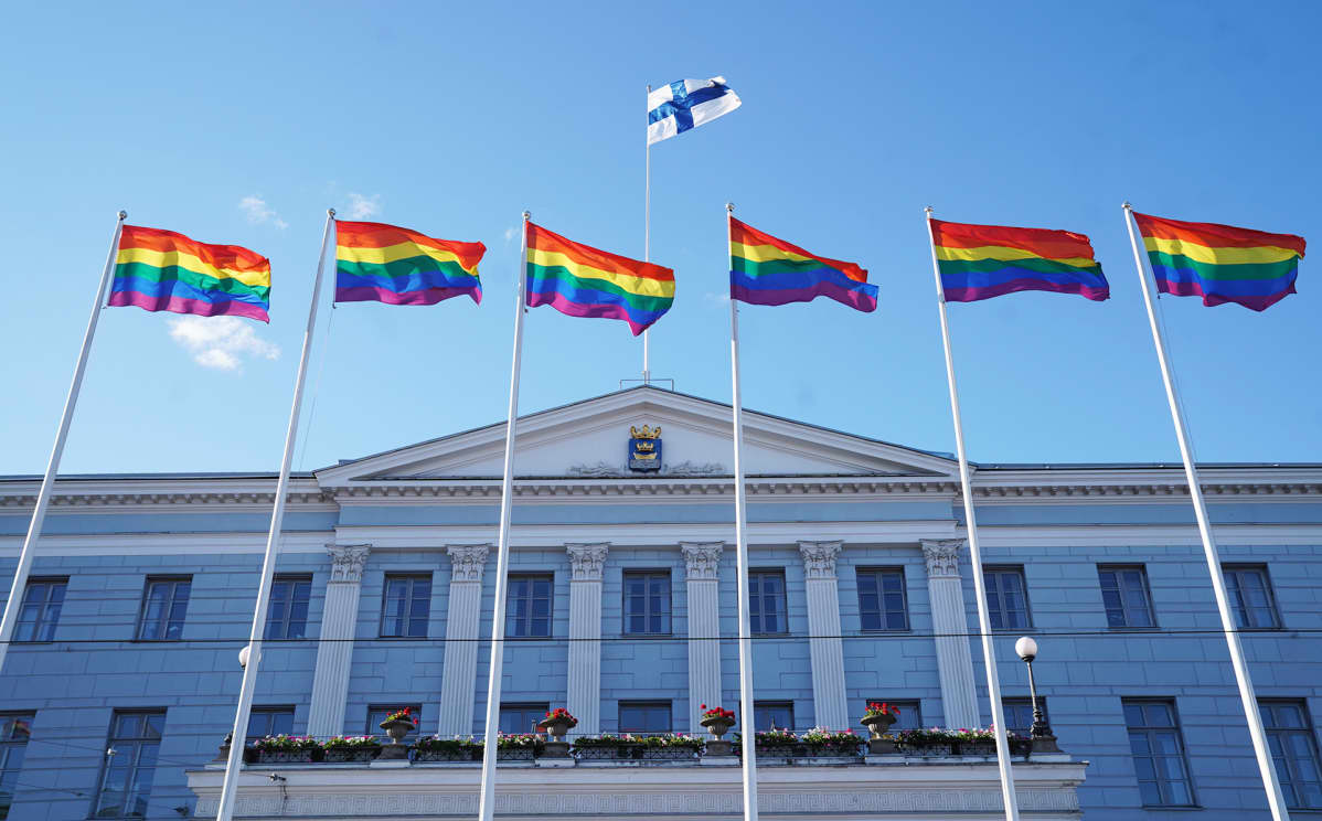 Sateenkaarilippuja Helsingin kaupungintalon edustalla.