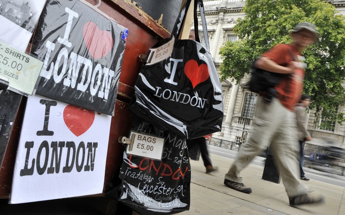 I Love London -T-paitoja ja -kasseja katukaupassa viiden punnan hintaan.