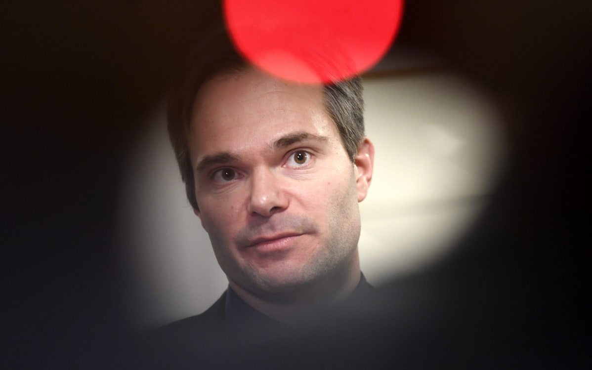 Sisäministeri Kai Mykkänen (kok.)