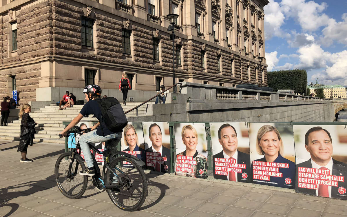 vaalijulisteita katukuvassa vaalipäivänä