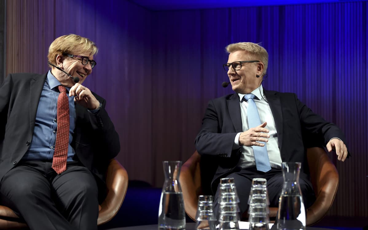 Suomen Ilmastopaneelin puheenjohtaja professori Markku Ollikainen (vas.) ja asunto-, energia- ja ympäristöministeri Kimmo Tiilikainen ilmastonmuutospaneelissa Helsingissä maanantaina.