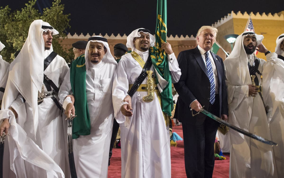 Donald Trump teki ensimmäisen ulkomaanmatkansa presidenttinä Saudi-Arabiaan toukokuussa 2017. Riadissa Trump osallistui miekkatanssiin kuningas Salmanin kanssa.