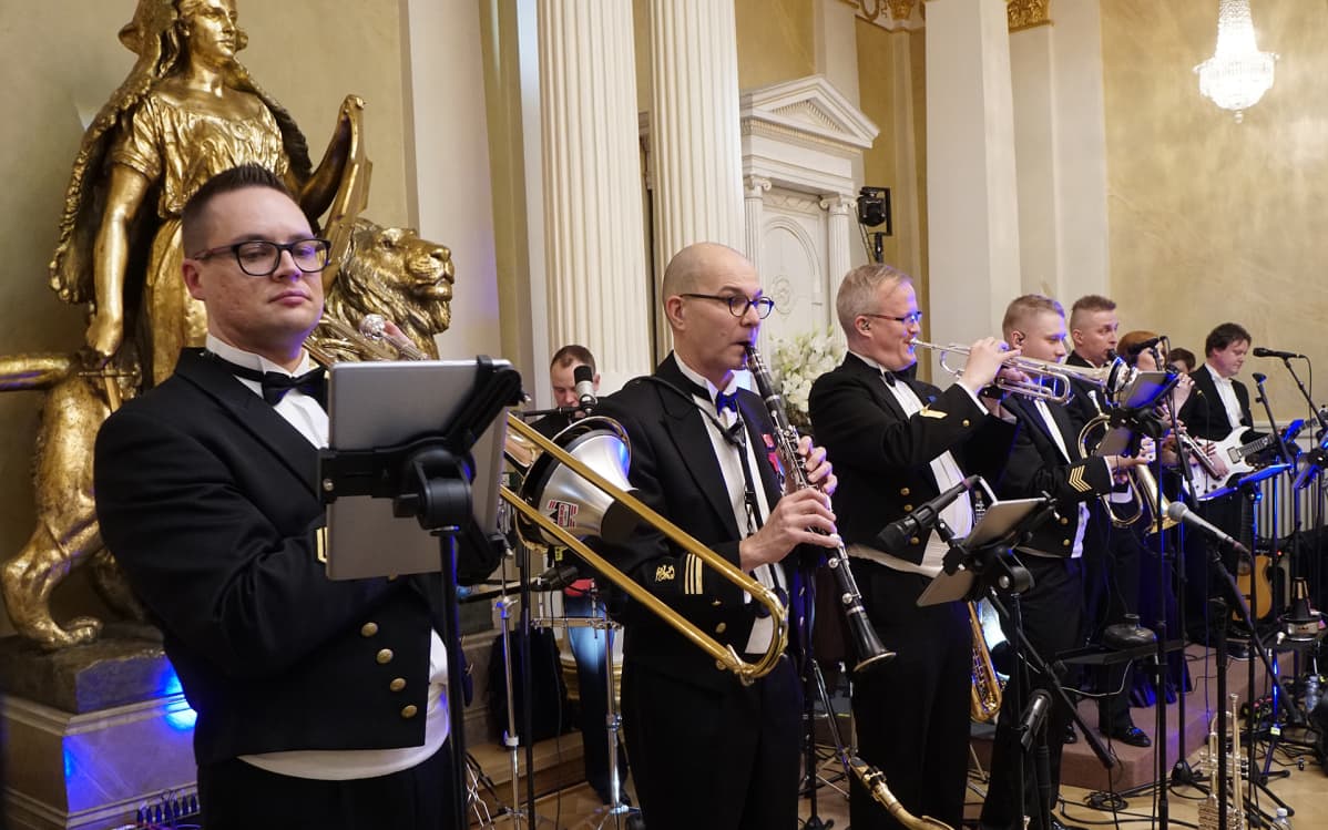 orkesteri soittaa