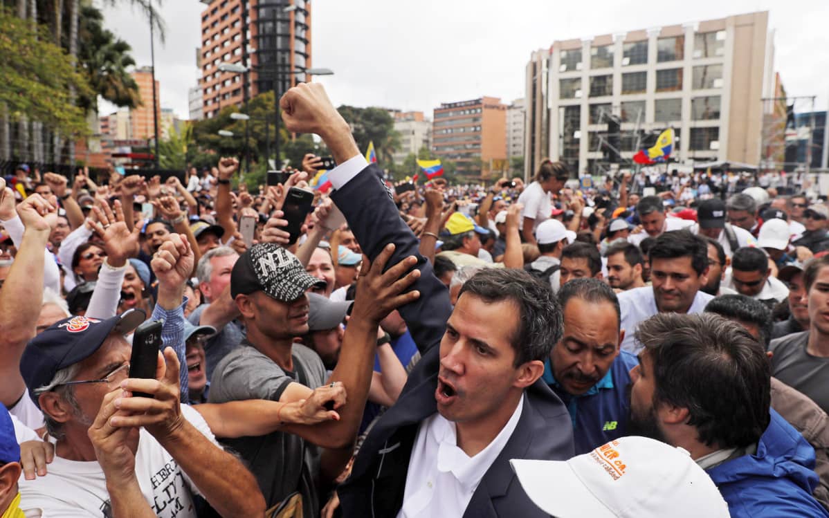Juan Guaidó väkijoukon keskellä Caracasissa, Venezuelassa 23. tammikuuta.