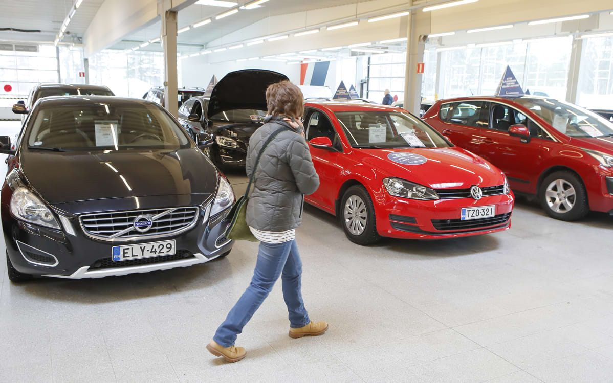 nainen autoliikkeessä