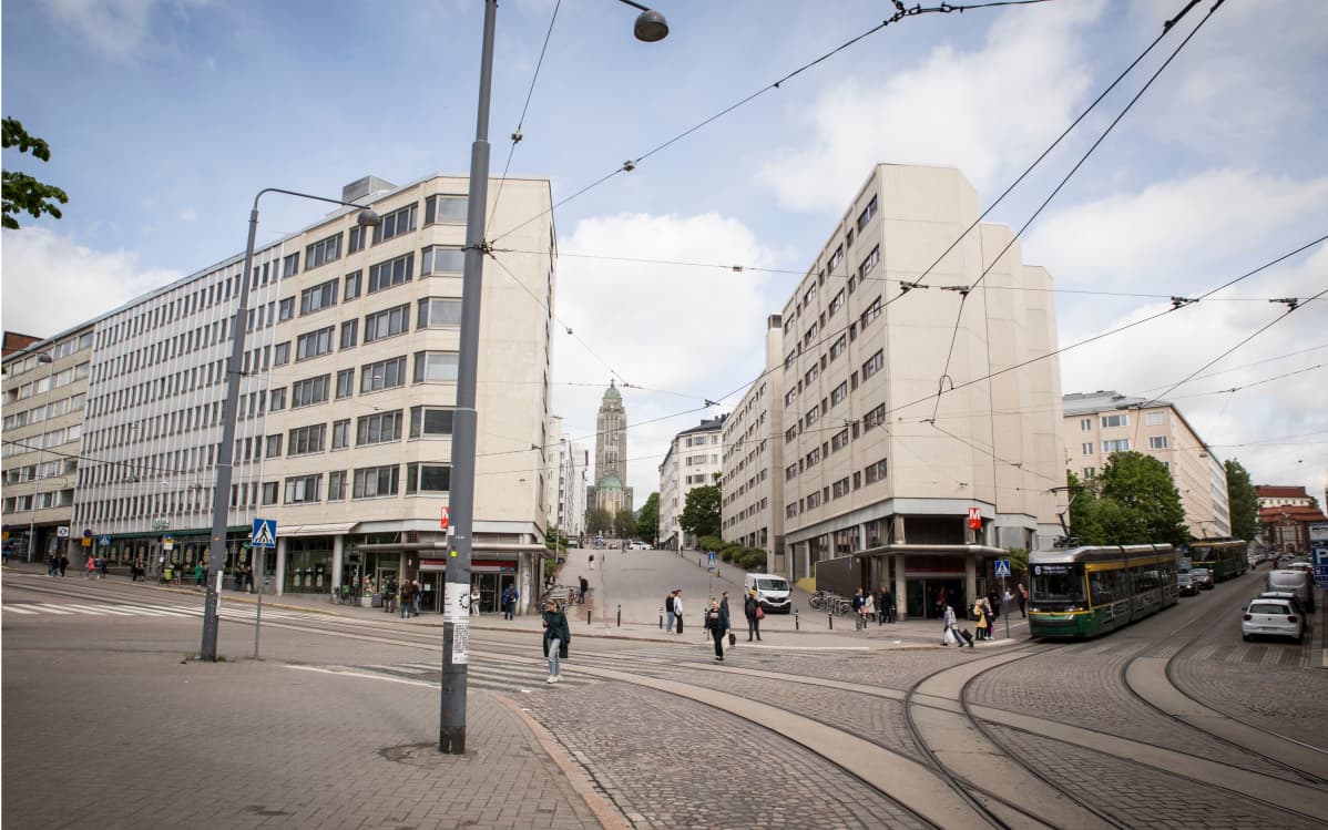 Näkymä Helsingin Pitkältäsillalta kohti Kallion kirkkoa.