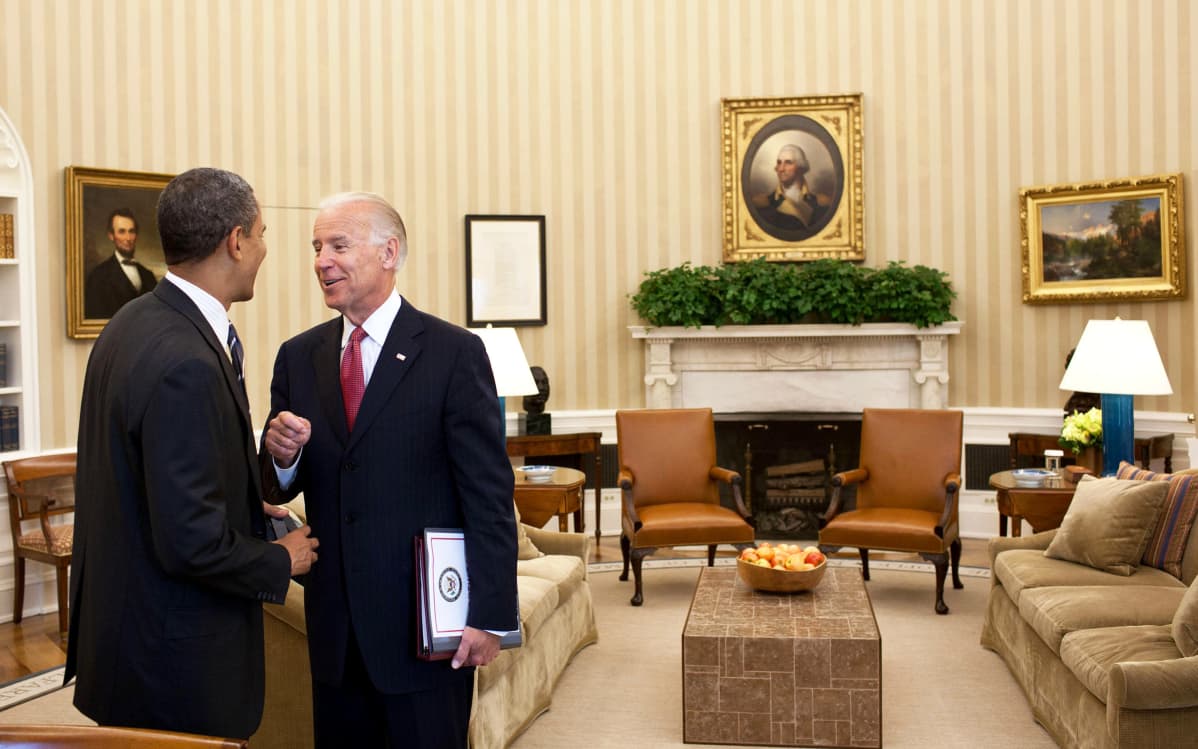 Joe Biden keskustelee presidentti Barack Obaman kanssa presidentin työhuoneessa.