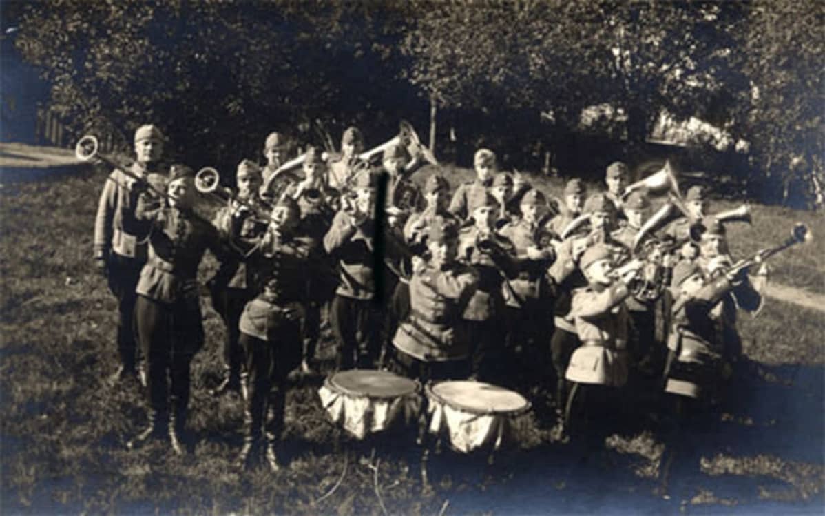 Ratsuväkiprikaatin soittokunta ryhmäkuvassa Lappeenrannassa; soittavat ulkona puistossa. Kuva 1920-luvulta.
