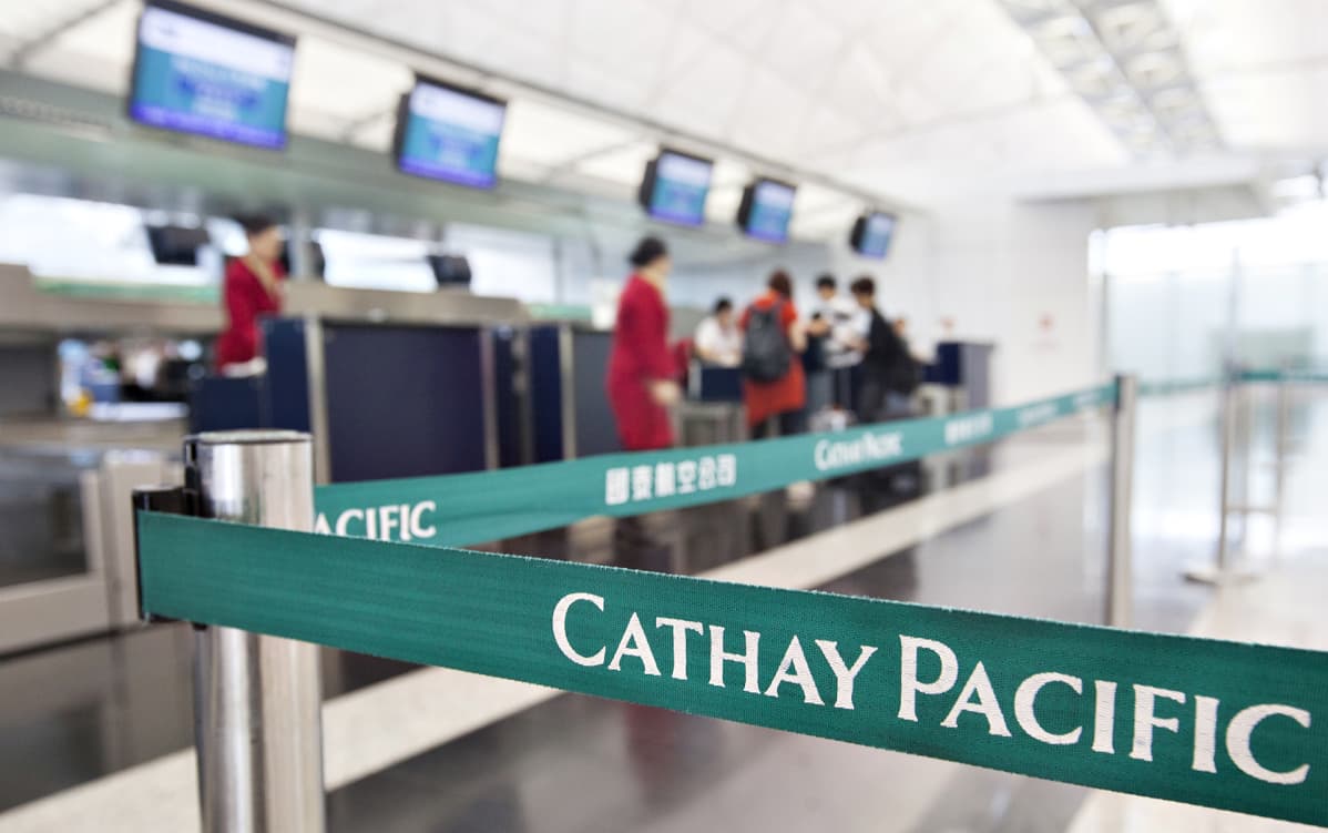 Cathay Pacific -lentoyhtiön matkustajia ohjaavat kangasnauhat Hongkongin kansainvälisen lentokentän terminaalissa.