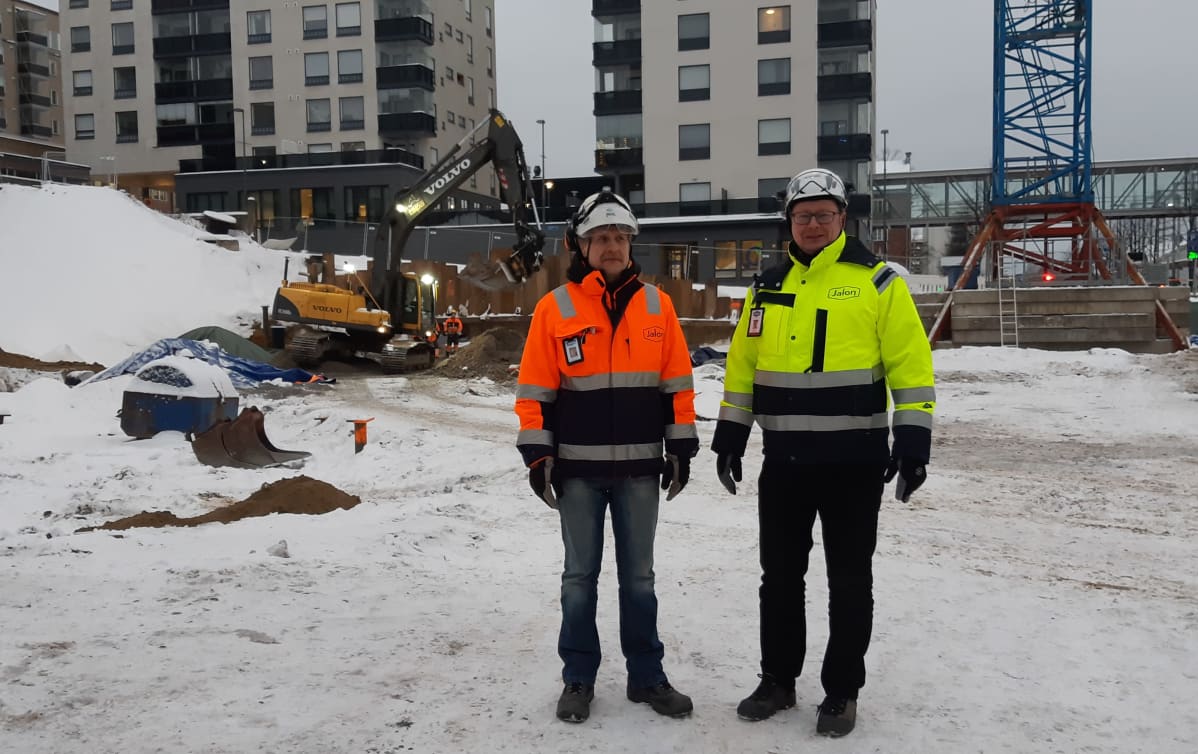 Vastaava mestari Asko Kuukka ja Jalon Rakentajien hallituksen puheenjohtaja Heikki Toivakka
