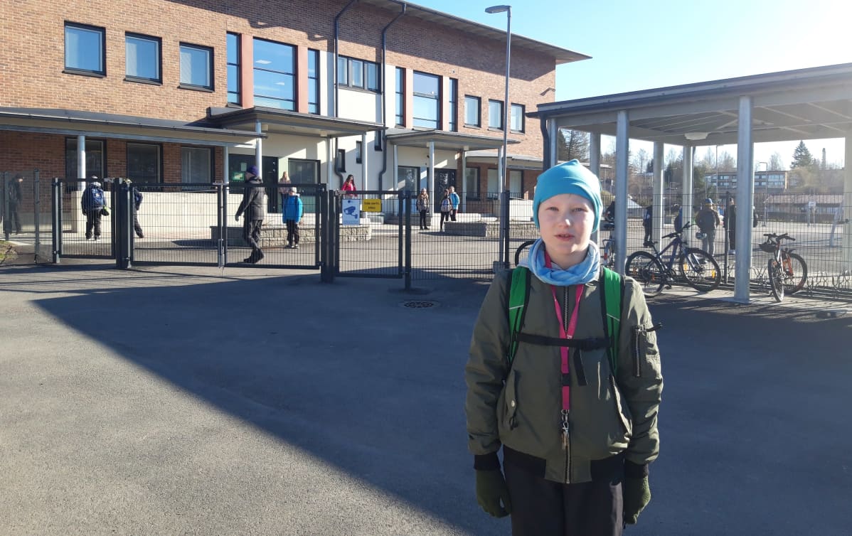 Kolmasluokkalainen Eikka Tarvainen Leppäkertun koulun pihalla.