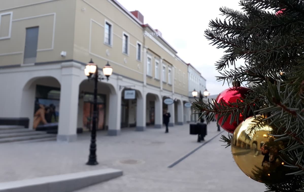 Joulukuusi ja sen palloja Zsar-ostoskylän kadulla.