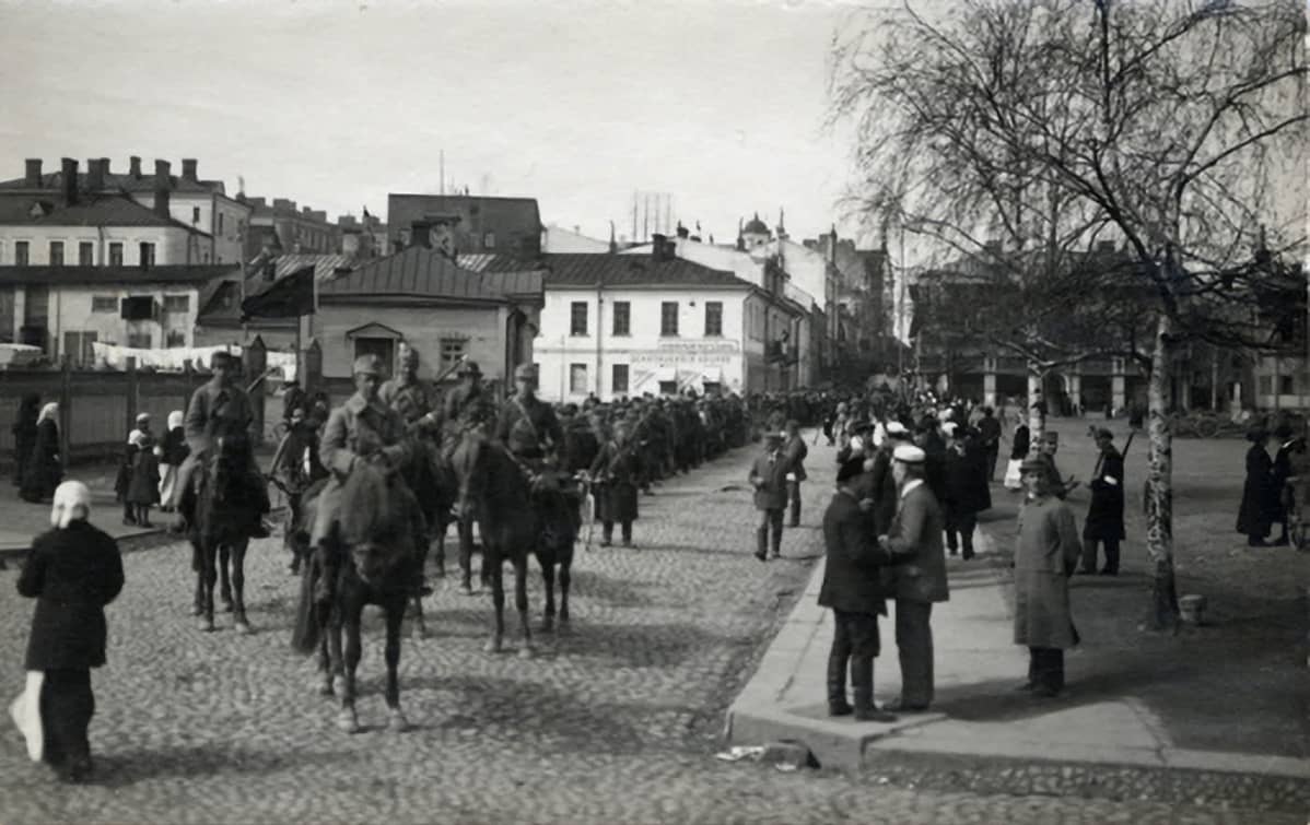 Viipuri punavangit marssitetaan kulkueessa keskuskasarmille 1918