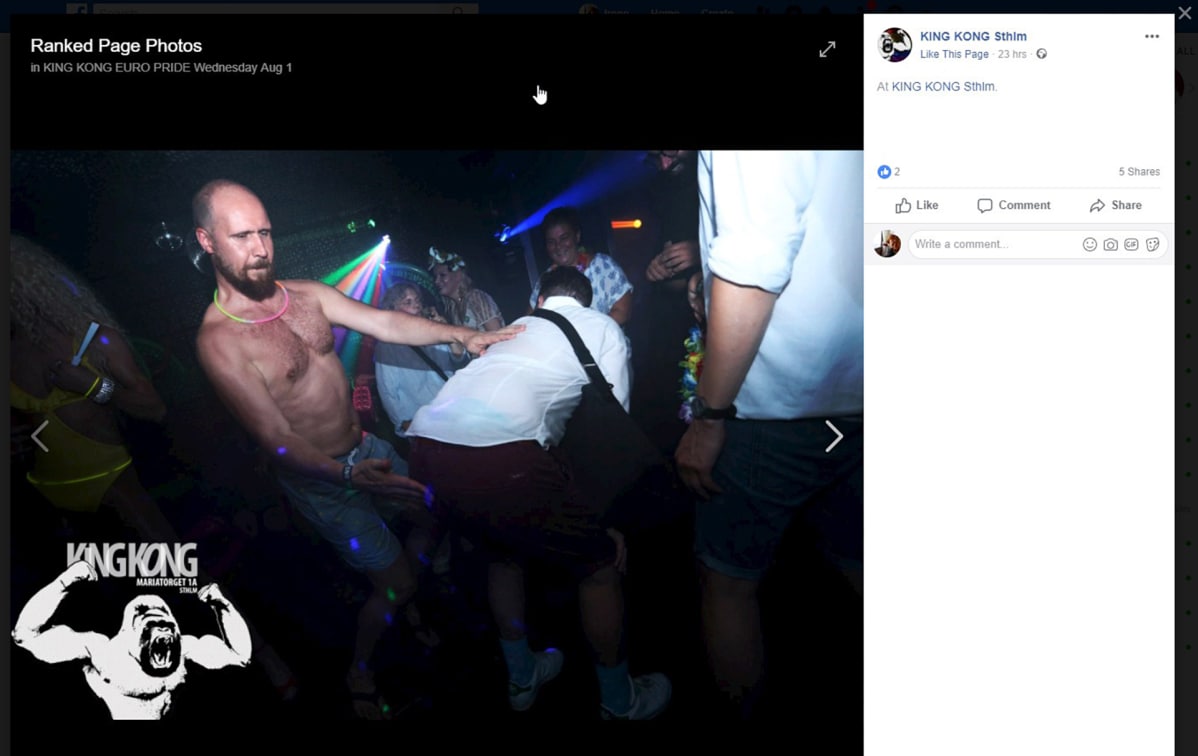 Ruutukaappaus tukholmalaisen homoklubin Facebook-sivuilta. Kuvassa Touko Aalto nÃ¤yttÃ¤Ã¤ lÃ¤iskivÃ¤n kumartunutta ihmistÃ¤ takapuolelle.
