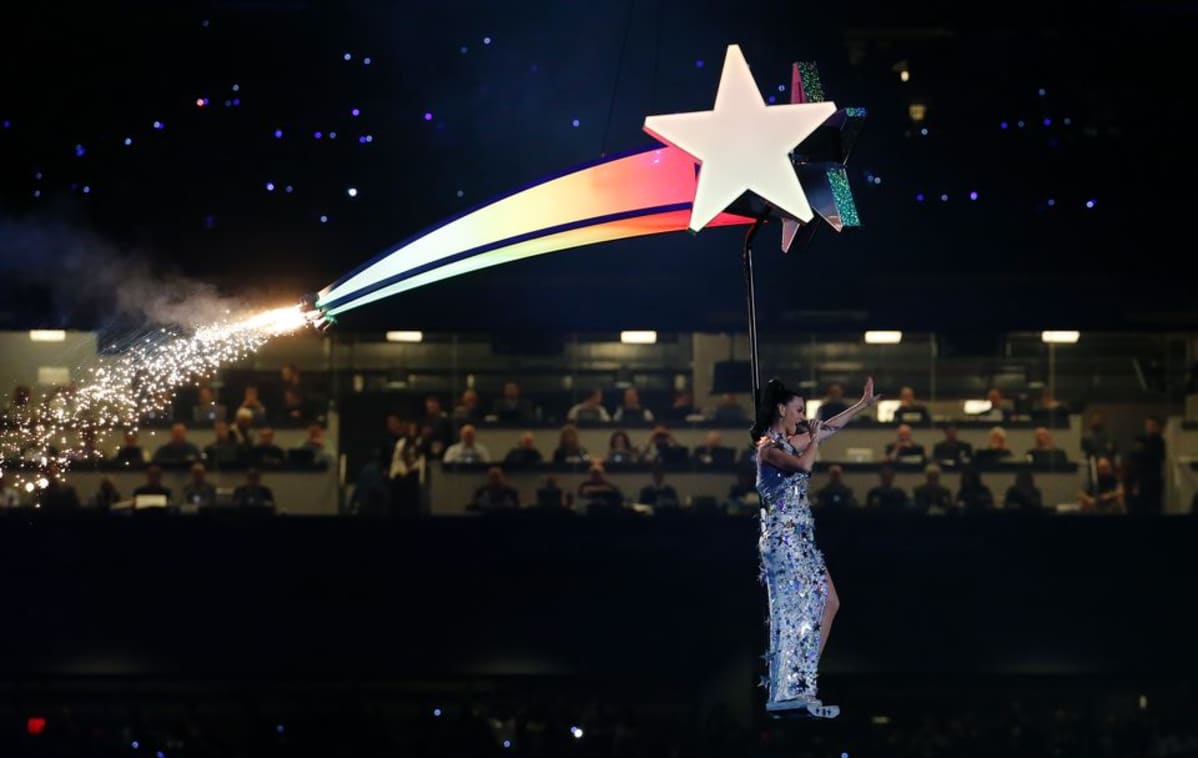 Katy Perry leijailee ilmassa Super Bowlin väliajalla.