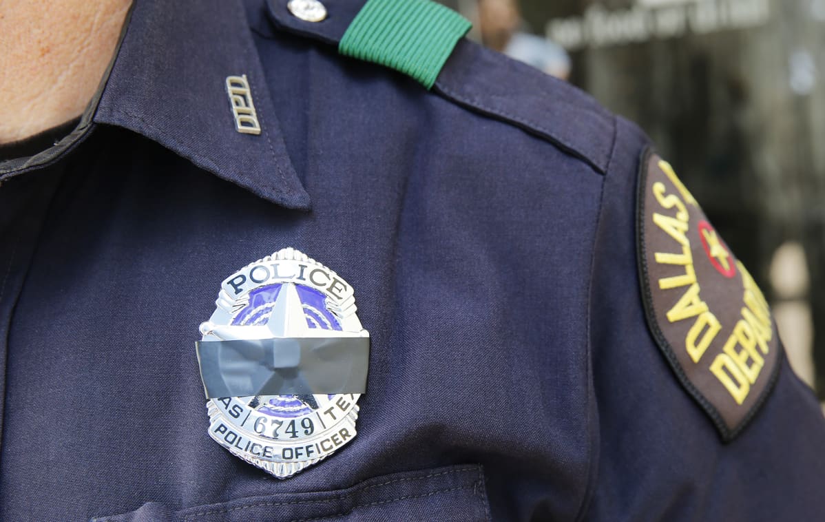 Dallasin poliisin virkamerkissä on musta surunauha.