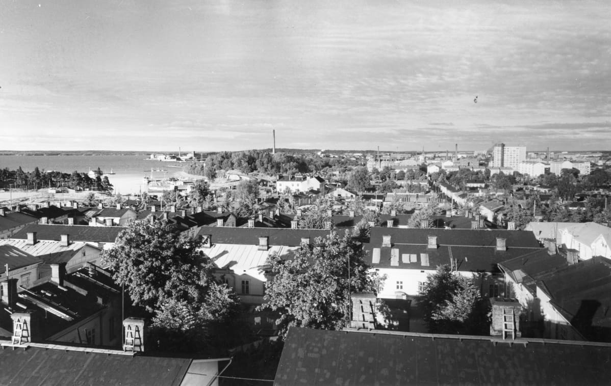 Amurin puutaloja. Korkealta otetussa kuvassa näkyy etualalla katto ja sisäpiha, kuva on otettu Tampereen keskustan suuntaan 1960.