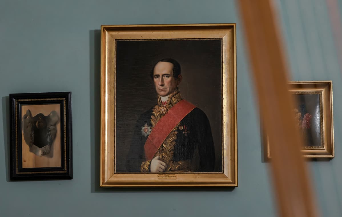 Maalaus marsalkan isoisästä Carl Gustaf Mannerheimista.