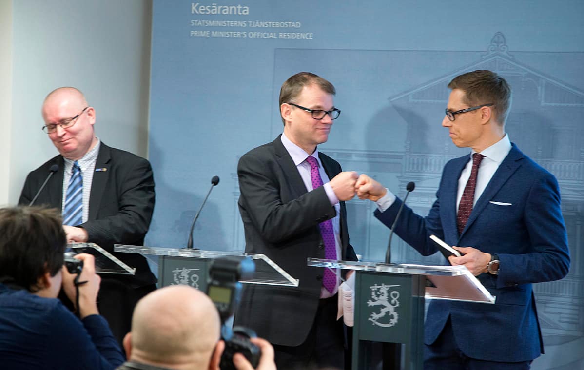 Kuvassa ministerit Juha Sipilä ja Alexander Stubb (oik) sekä Jari Lindström (ps.). Hallituksen neuvottelut yhteiskuntasopimuksesta.
