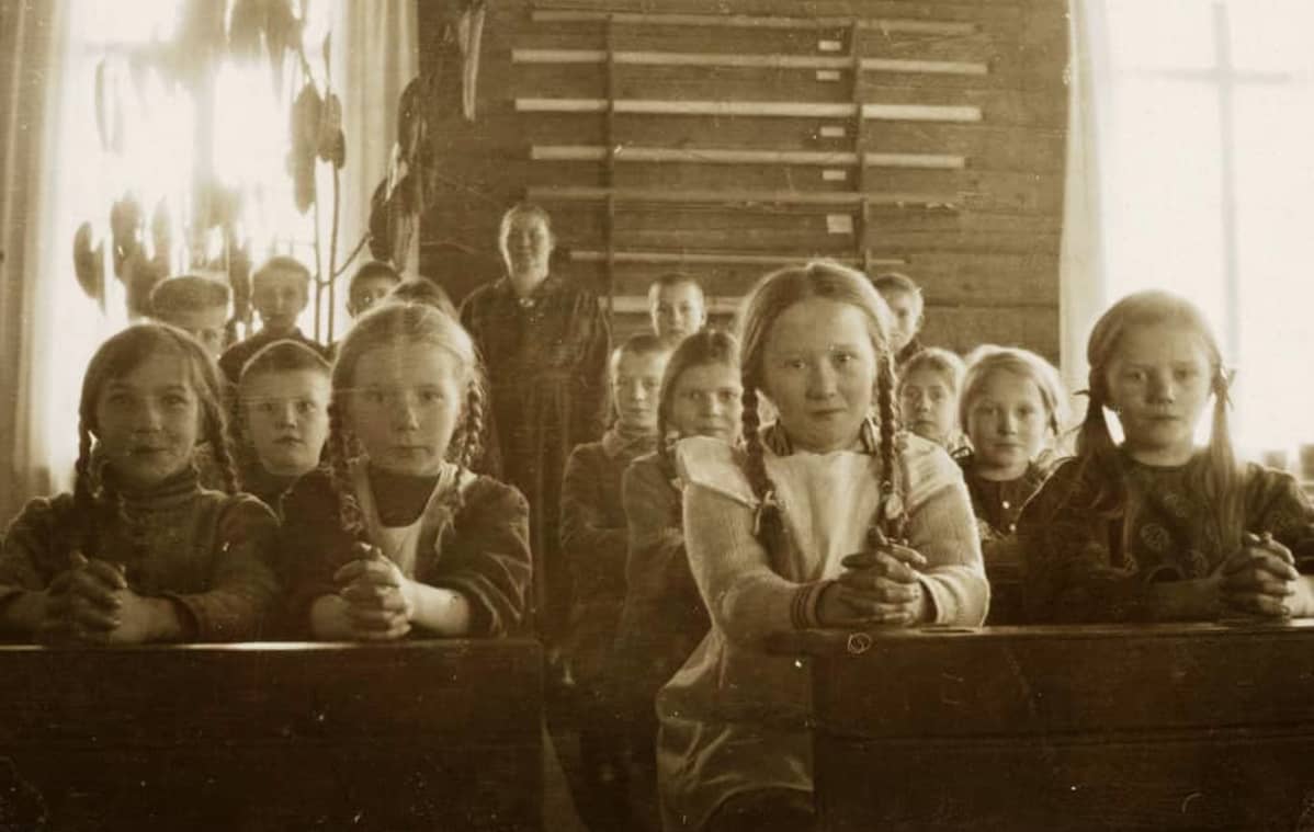 Varpasen koulun oppilaita 1920-luvulla.