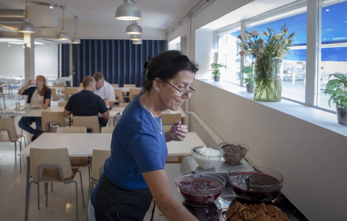Pirjo Määttä-Lehtinen on keittiötyöntekijä Kavalton tilalla ja jää eläkkeelle maailskuussa 2020. Kuvassa hän työskentelee Kavaltojen pyörittämässä työmaaruokalassa Kaarinassa.