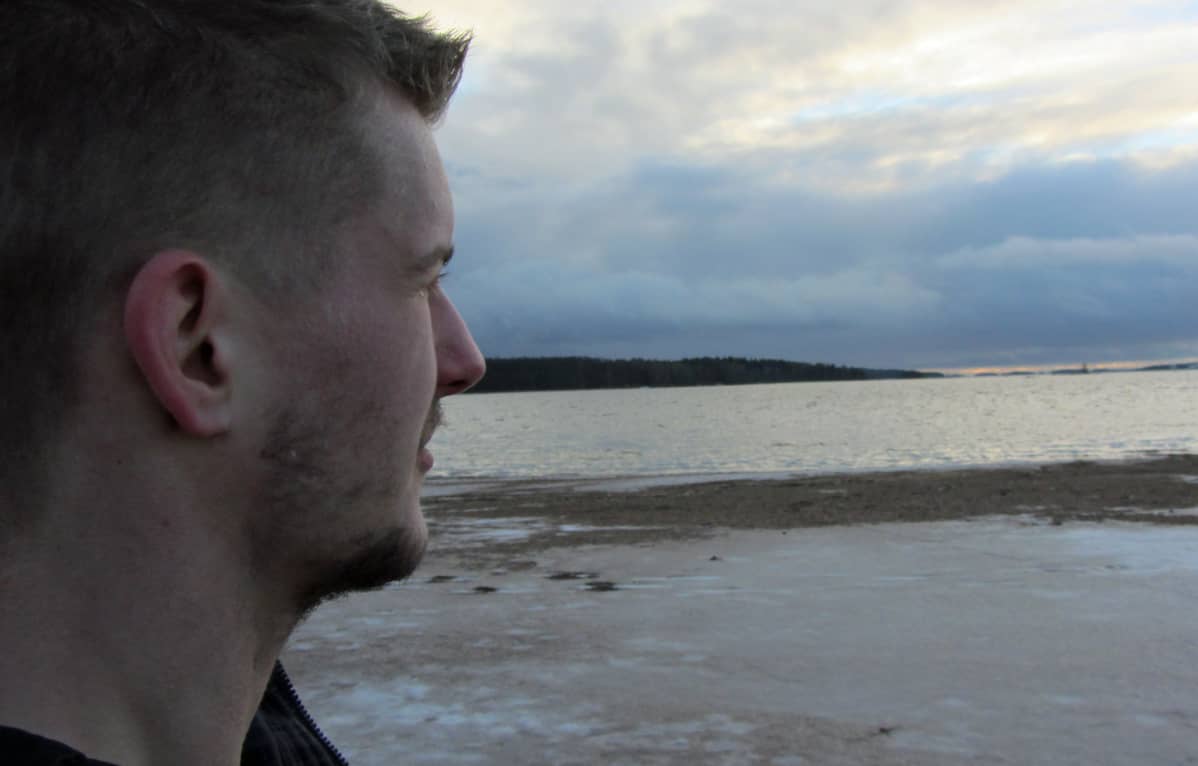 Riku Forsell merenrannassa