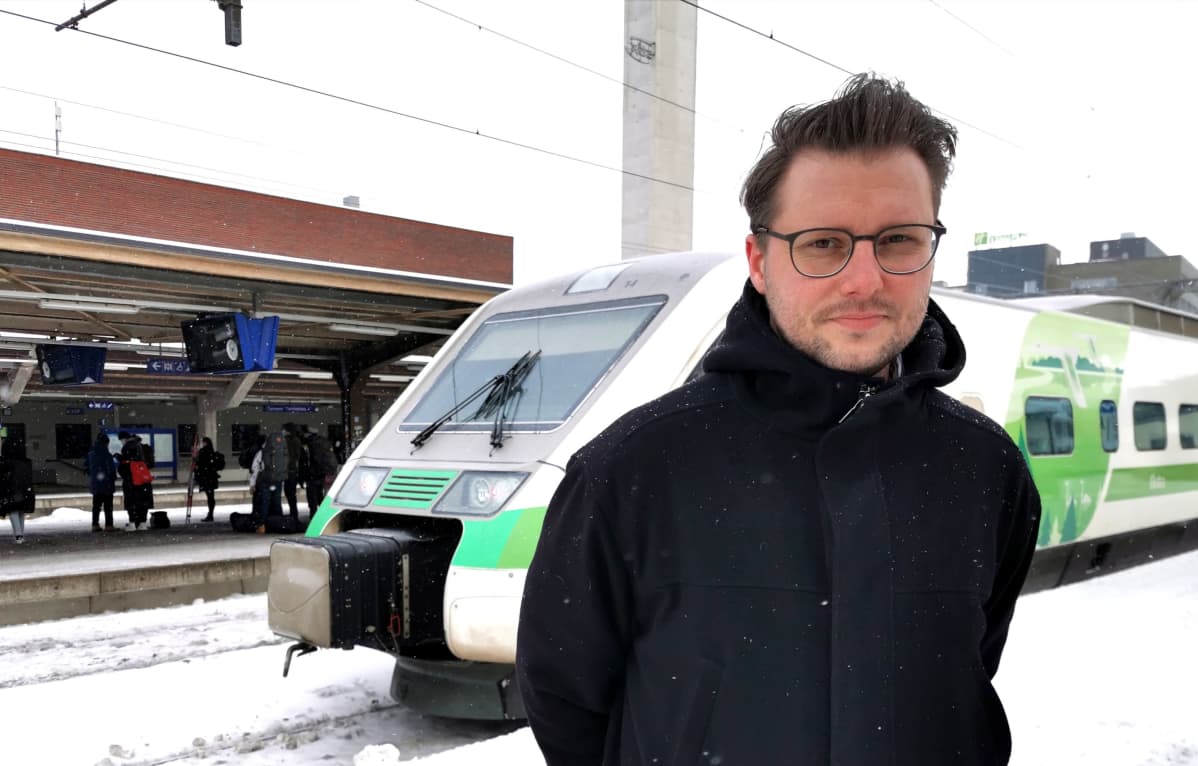 Henri Väänänen Tampereen rautatieasemalla
