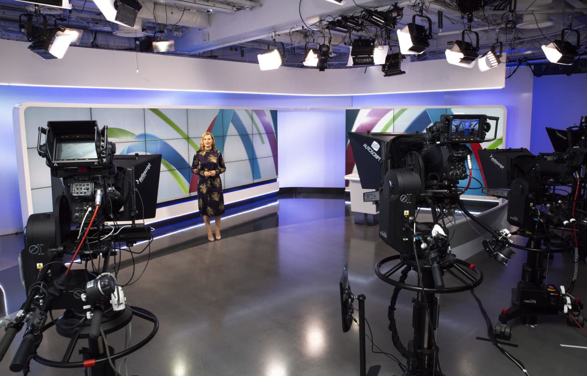 Pia Pasanen YLE uutisten uudessa uutisstudiossa