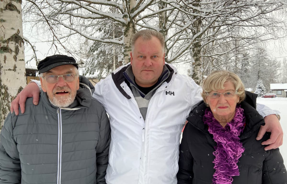 Vennu, Esa ja Maire Kääriäinen ovat selviytyneet koronan aiheuttamasta taudista.