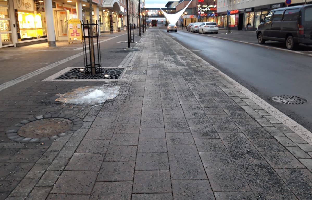 Rantakatu Kokkolan keskustassa, vasemmalla väylä kevyelle liikenteelle.