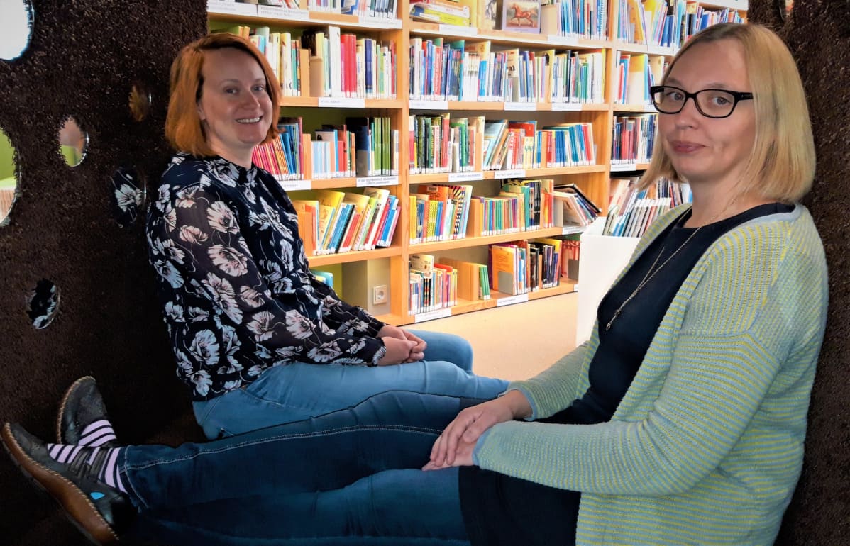 Seinäjoen kaupunginkirjaston palvelupäällikkö Outi Kytöniemi ja erikoiskirjastovirkailija Maria Lehtola
