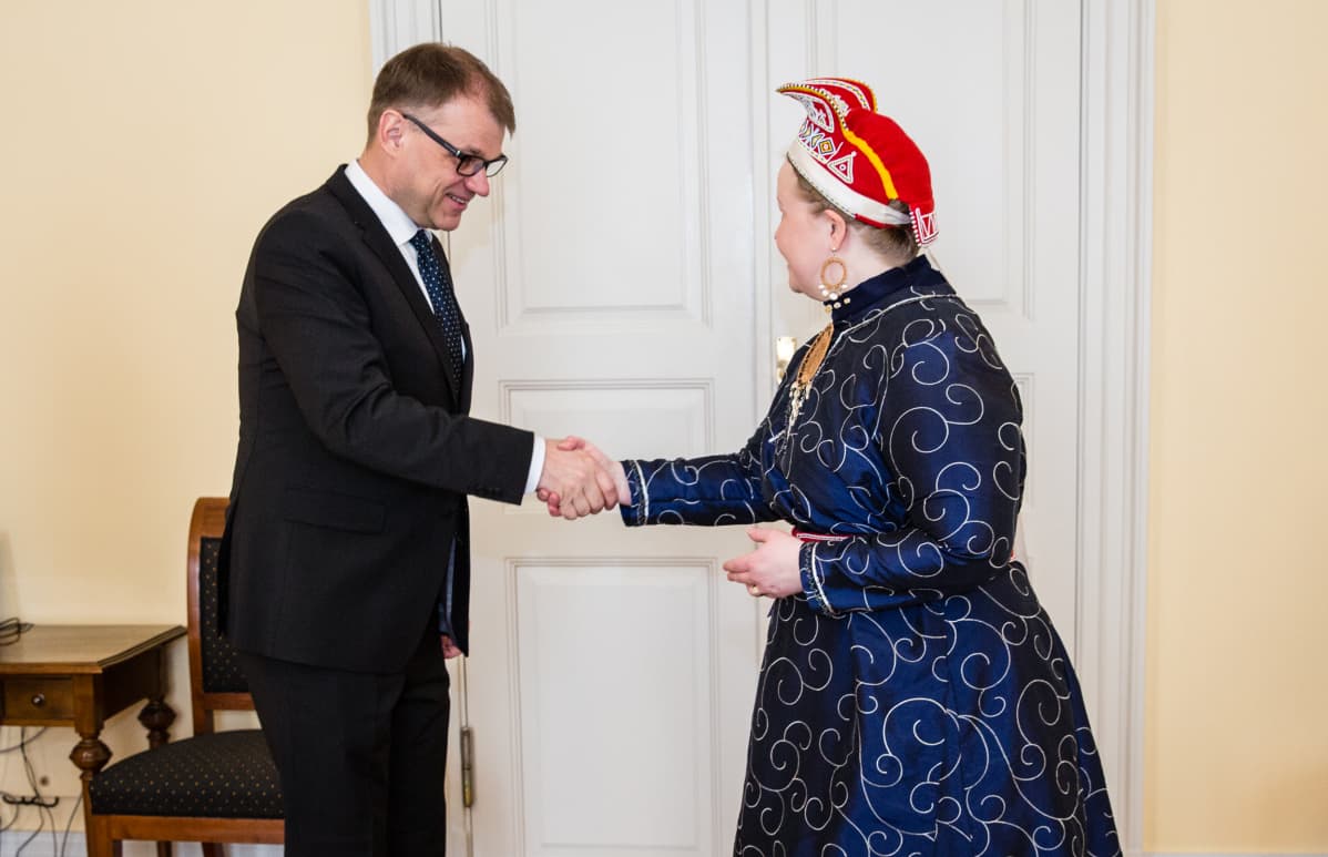 Stáhtaminister Juha Sipilä ja Sámedikki ságadoalli Tiina Sanila-Aikio 5.5.2017.
