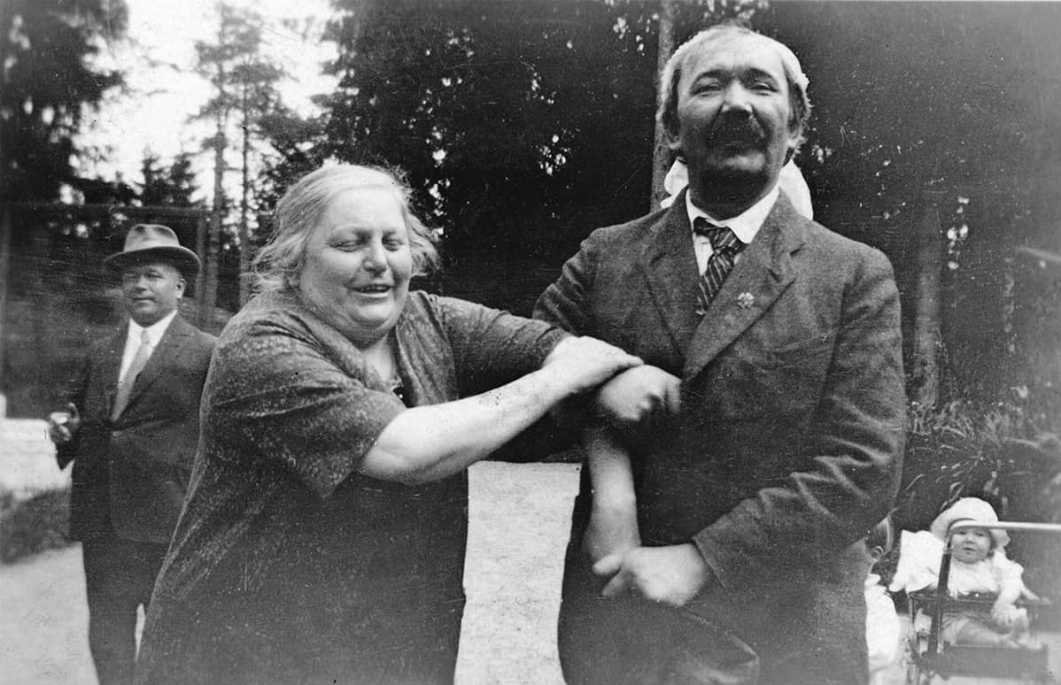 Eino Leino ja Syvärannan emäntä rva Ljung 1925. Vas. Armas Maasalo, kärryissä Erkki Paavilainen.