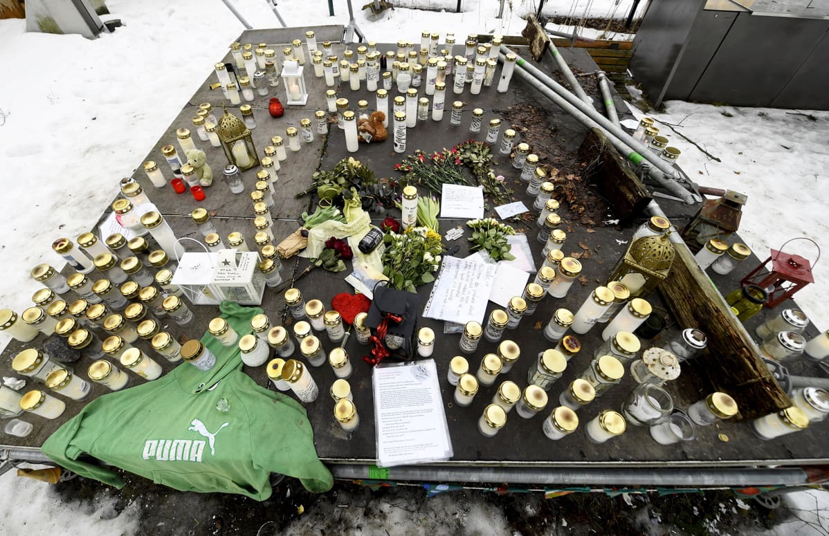 Muistokynttilöitä murhatun teinipojan ruumin löytöpaikalla Koskelan sairaalan lähistöllä.