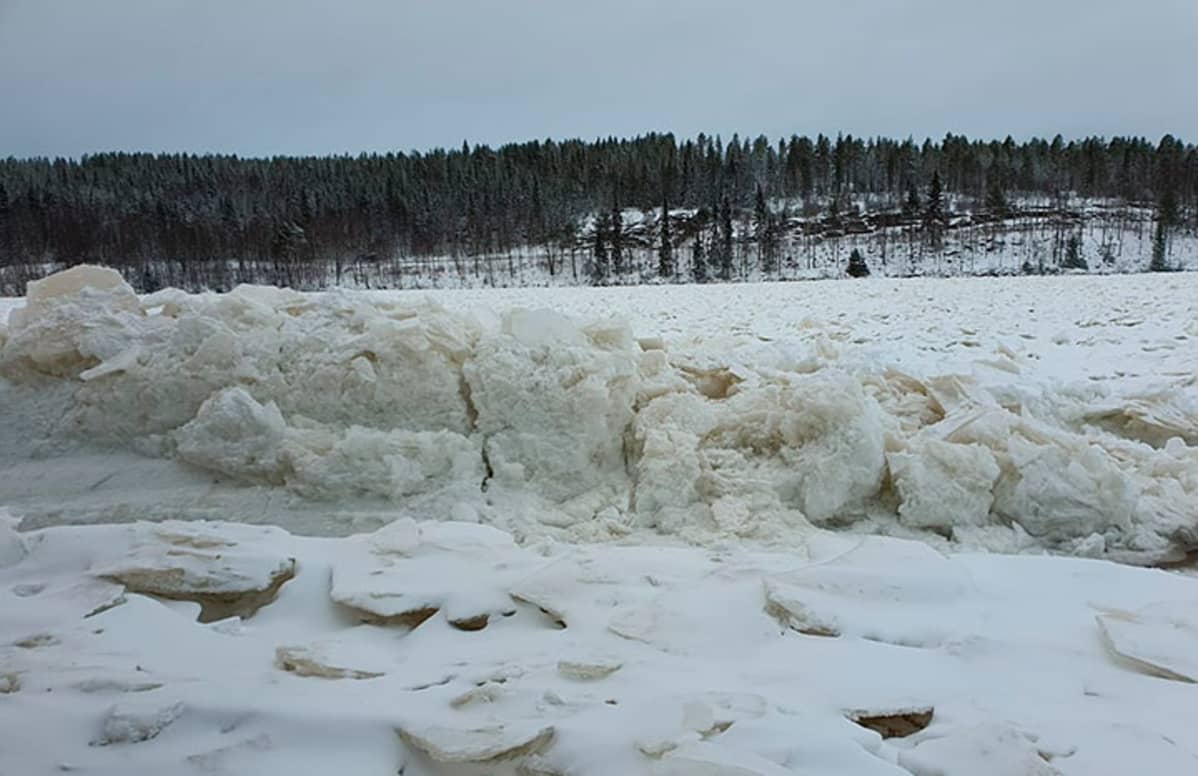 Kemijoen kasaantuneita jäitä Korvanranassa Rovaniemellä.