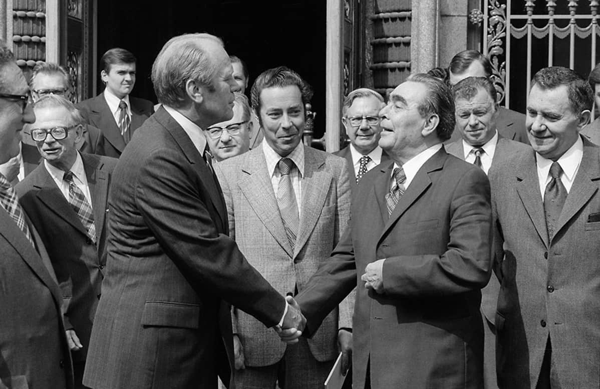 Yhdysvaltain presidentti Gerard Ford, Neuvostoliiton presidentti Leonid Brezhnev ja Neuvostoliiton ulkoministeri Andrei Gromyko Neuvostoliiton suurlähetystön edustalla ETY-kokouksen aikaan elokuussa 1975.