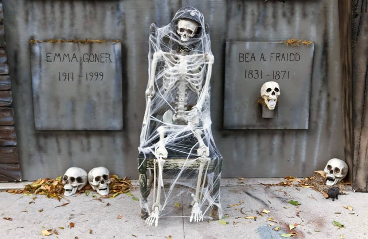 Losangelesilainen Brooks Utley on käyttänyt kotinsa halloween-koristeisiin vuosien varrella useita tuhansia dollareita. Kuvassa luurankoja ja tekaistuja hautapaasia.
