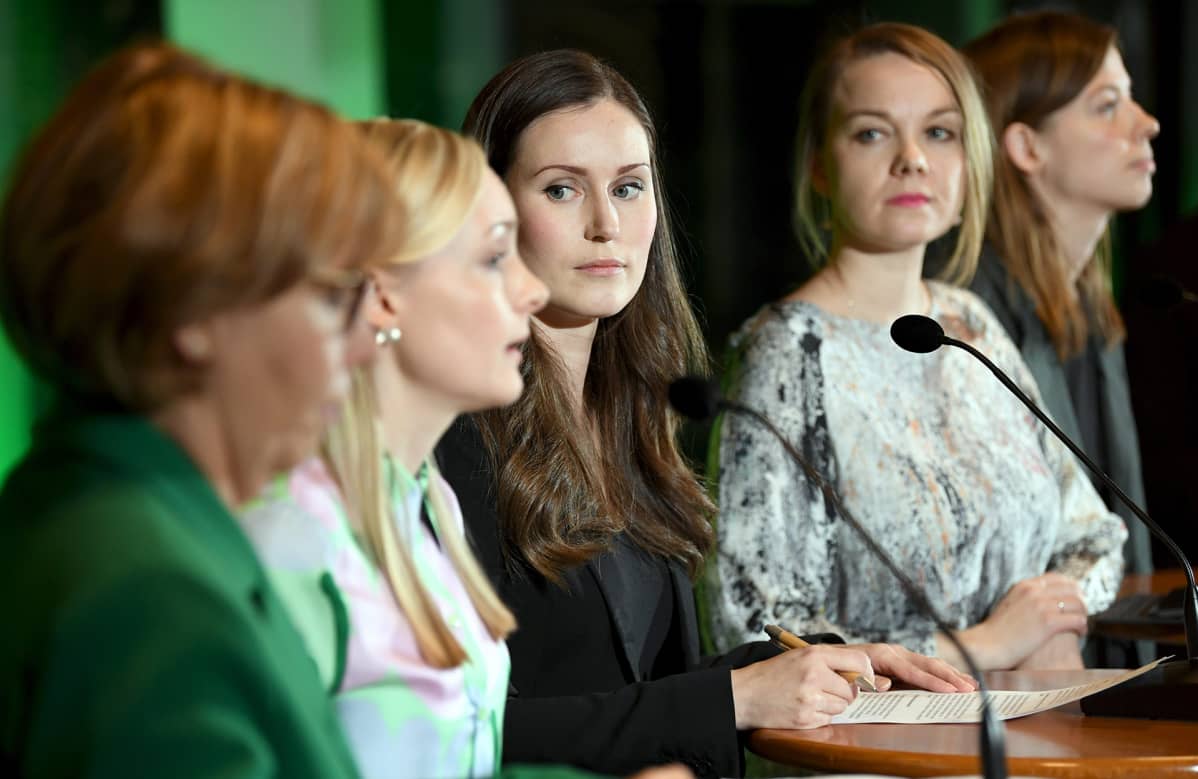 Oikeusministeri, RKP:n puheenjohtaja Anna-Maja Henriksson (vas.), sisäministeri, vihreiden puheenjohtaja Maria Ohisalo, pääministeri Sanna Marin, valtiovarainministeri, keskustan puheenjohtaja Katri Kulmuni ja opetusministeri, vasemmistoliiton puheenjohtaja Li Andersson hallituksen johtoviisikon tiedotustilaisuudessa Helsingissä 3. helmikuuta.
